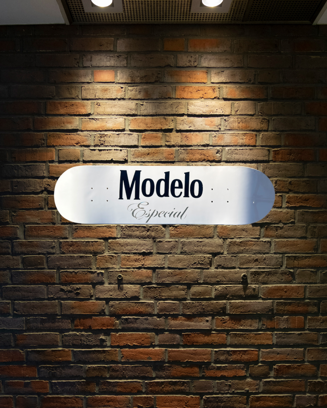 Custom Painted Modelo Skateboard